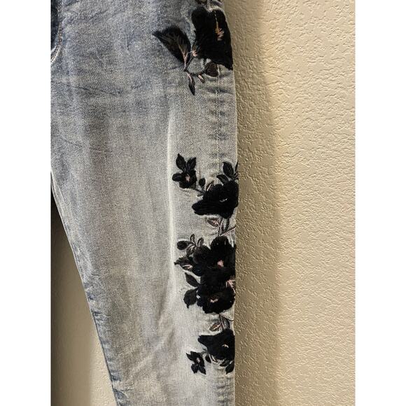DRIFTWOOD Gizelle Embroidered Girlfriend Flowers Light Wash Jeans W 27 Ankle - Picture 3 of 10